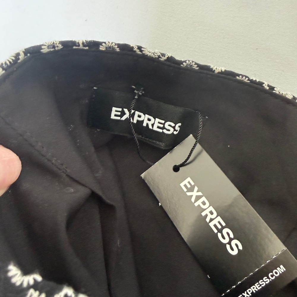 Express Black White Eyelet Embroidered Scalloped Mini Skirt Size 6 NWT Zipper - Picture 8 of 9